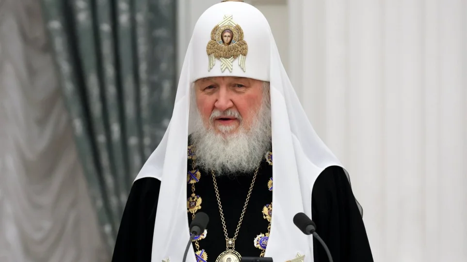VIDEO/ Patriaku i Moskës rrëshqet dhe bie gjatë Liturgjisë Hyjnore