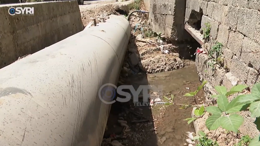 VIDEO-SYRI TV/ Banorët e Shkozës të shqetësuar për rrugën: Përmbytemi nga tubacionet e urës