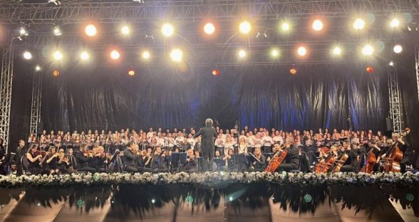 Hovenier lëvdon performancën e Korit dhe Orkestrës së Filarmonisë