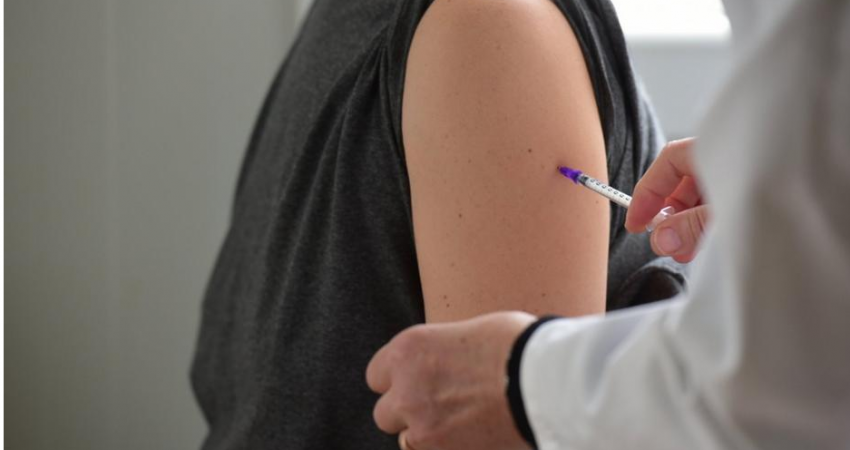 Studimi i fundit: Vaksinat anti-Covid parandaluan në vitin e parë 20 milionë vdekje