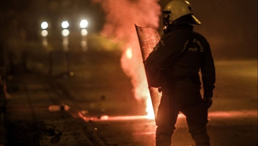Grekët sulmojnë zyrat e PASOK dhe ministritë
