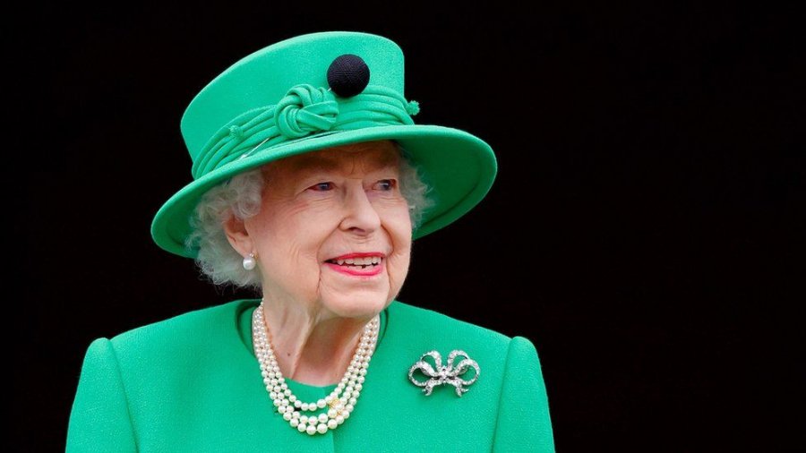 FOTO/ E moshuara bëhet virale, fansat menduan se ishte Mbretëresha Elizabeth