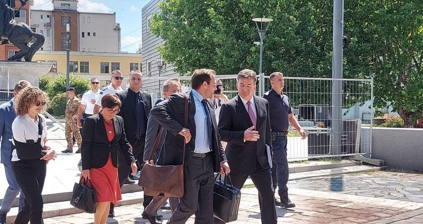 Lajçak vazhdon vizitën në Kosovë, takohet me liderë të partive opozitare
