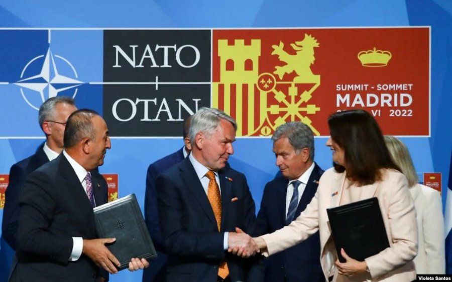 Turqia heq veton dhe i hap rrugën anëtarësimit të Finlandës e Suedisë në NATO