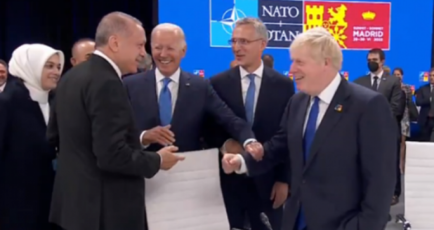 Johnson i bën të qeshin Bidenin, Erdoganin dhe Stoltenbergun,  i drejtohet turqisht presidentit turk (Video)