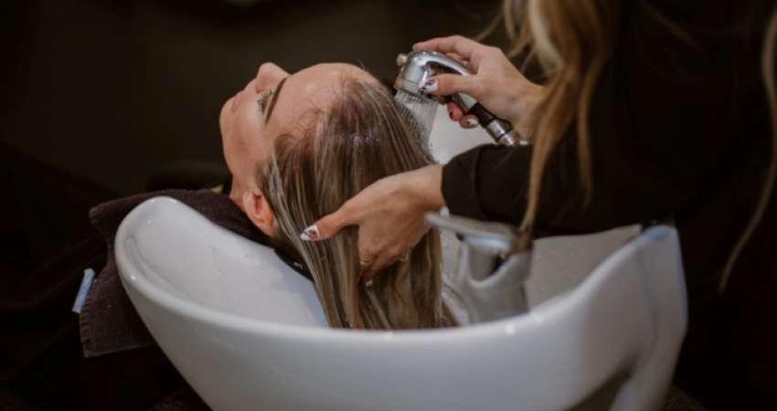 Kryetari i këtij qytetri ndalon frizerkat dhe berberët të lajnë flokët e klientëve dy herë me shampo