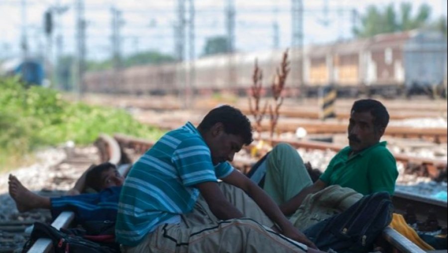 Po flinin në hekurudhë, treni shtyp për vdekje dy emigrantët në Maqedoninë e Veriut