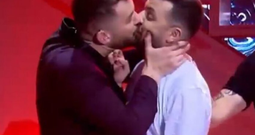 Ndodh e papritura, Romeo Veshaj dhe Olsi Bylyku shkëmbejnë puthje në buzë