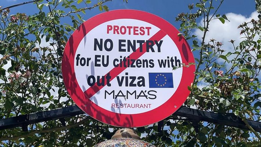 Protesta e pazakontë e restorantit në Kosovë për mosliberalizimin e Vizave nga BE