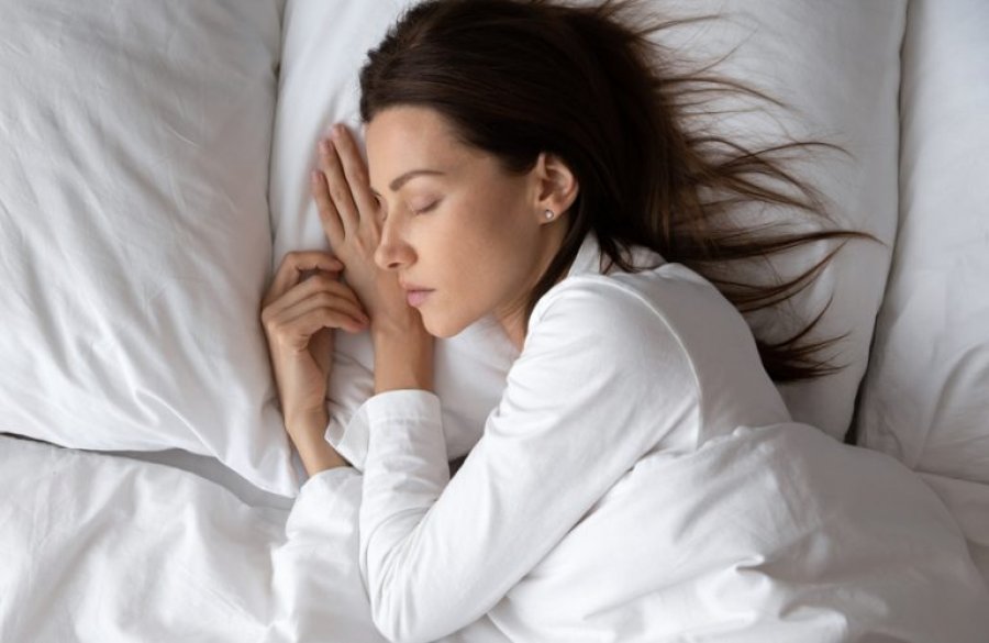 Gjumi në krah konsiderohet më i shëndetshmi, por ka një efekt anësor