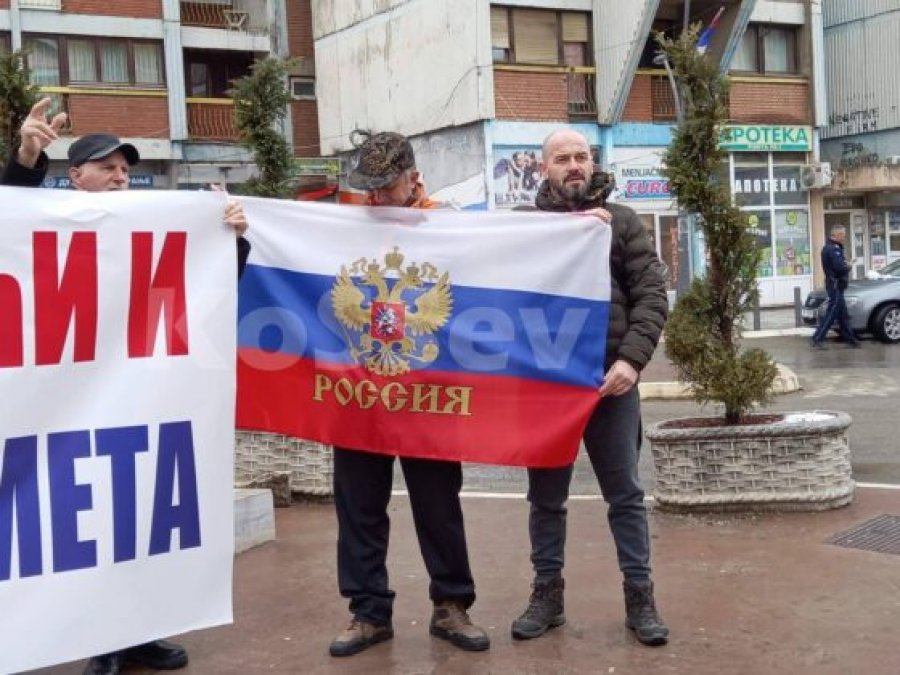 Disa serbë në Mitrovicë protestojnë pro Rusisë