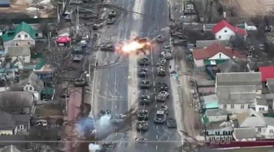 VIDEO/ Luftë e ashpër, Ukraina shkatërron autokolonën me tanke ruse…