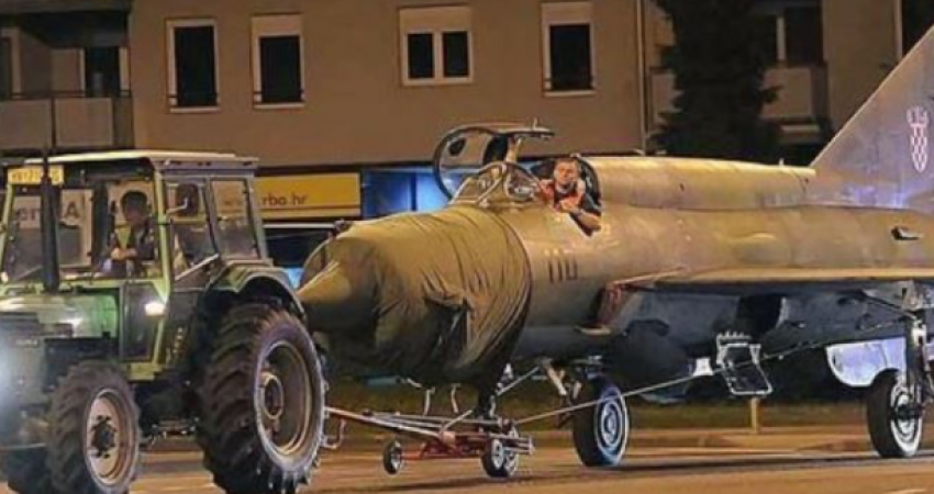 Fermeri ukrainas me traktorin e tij tërheq avionin rus (Foto)