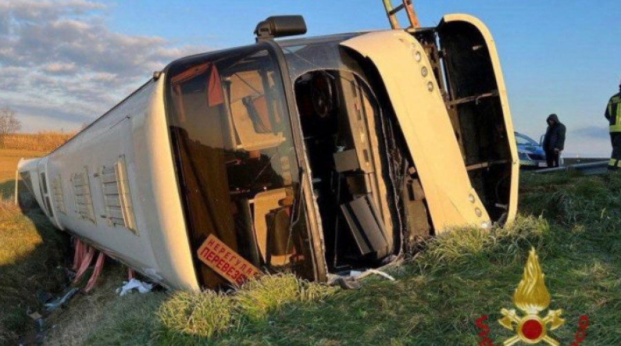 E rëndë/ Përmbyset autobusi në Itali, policia: 50 ukrainas brenda tij
