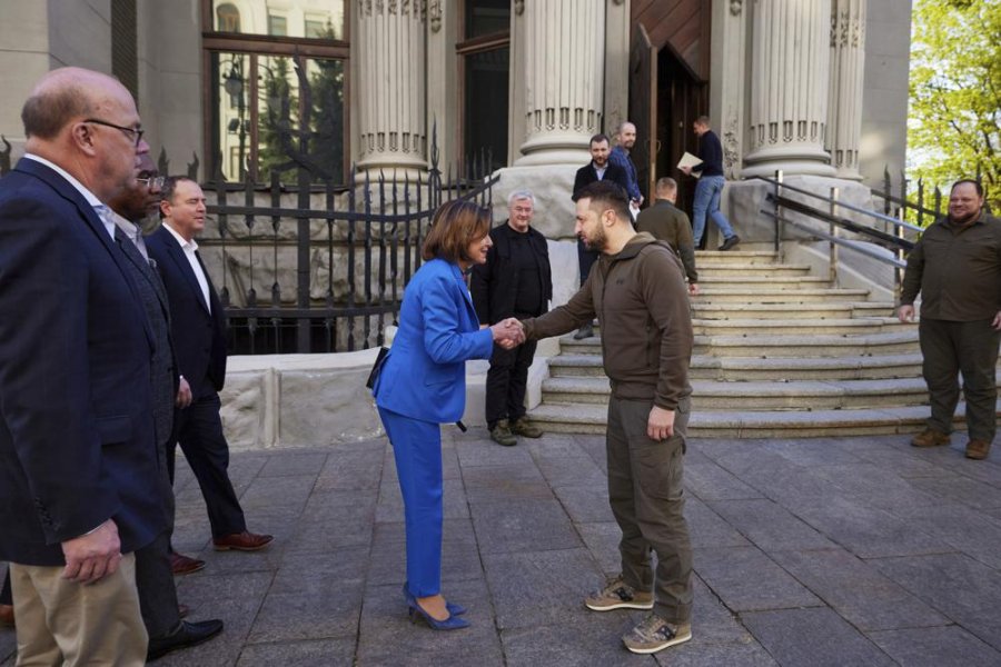 VIDEO/ Nancy Pelosi takohet me Presidentin e Ukrainës në Kiev