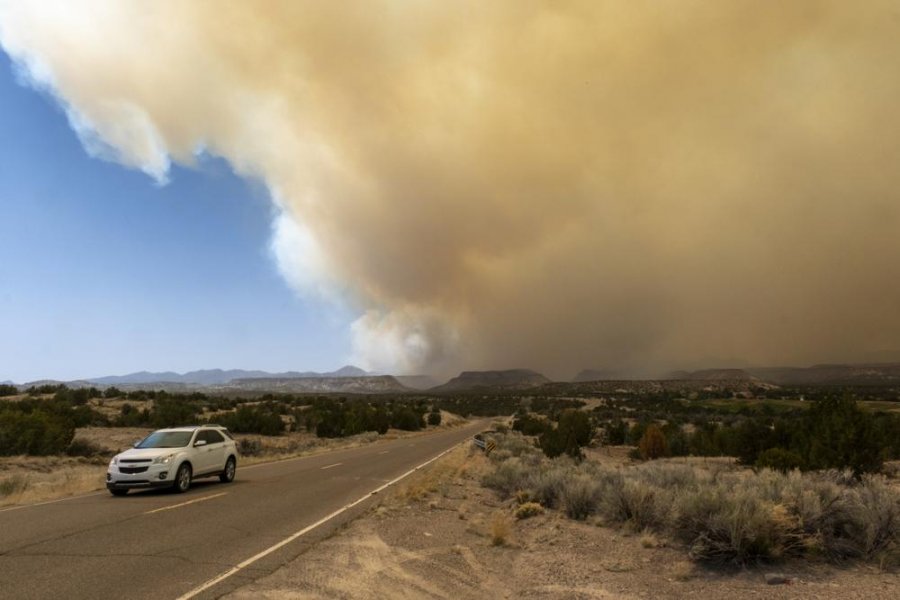 SHBA: Zjarrfikësit që po luftojnë me flakët në New Mexico po përballen me erëra të forta