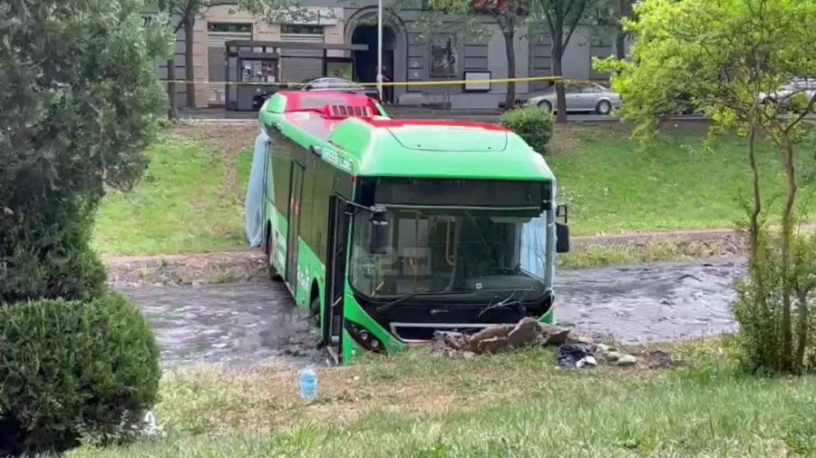 VIDEO/ Reshje shiu në Tiranë, autobusi në ‘mëshirën’ e Lanës