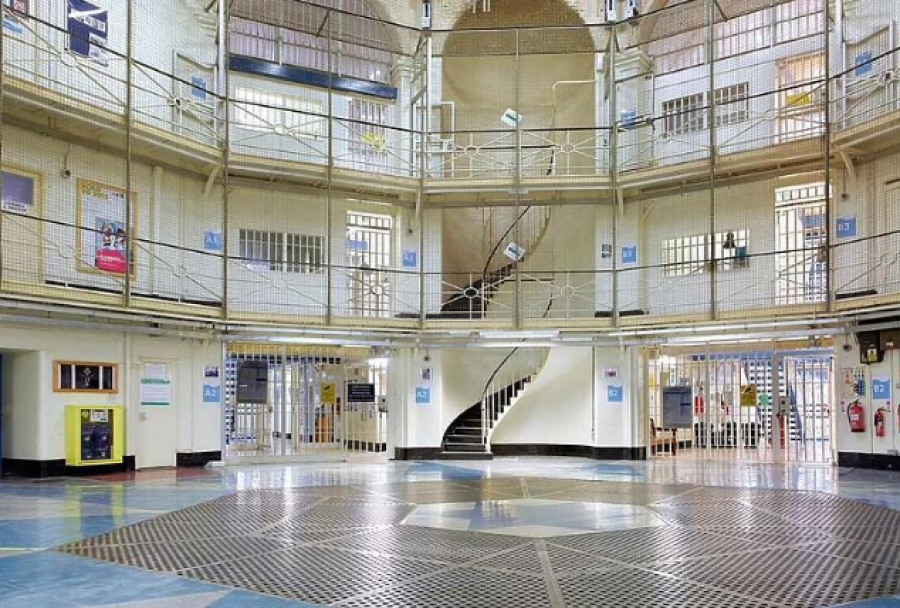 Ky është burgu famëkeq ku do të qëndrojë legjenda e tenisit Boris Becker: pisllëk, minjë dhe kriminelë të rrezikshëm si shokë dhome