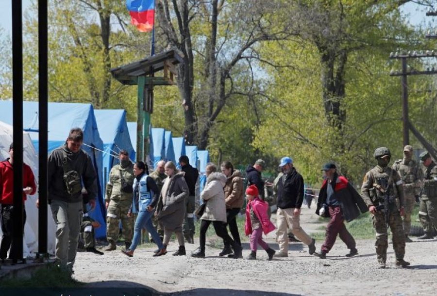 Zelenski: 100 persona u evakuuan nga fabrika e çelikut Azovstal në Mariupol
