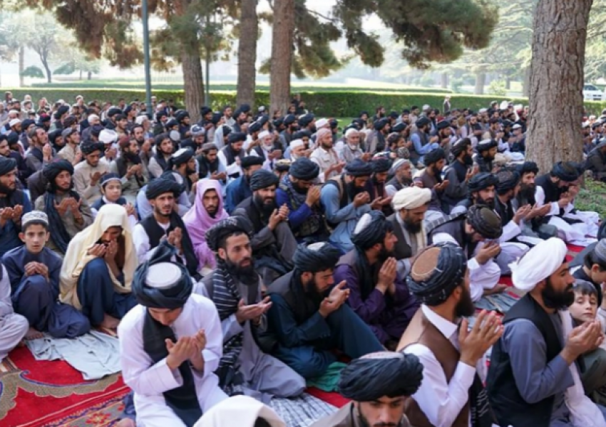 Në ditën e shenjtë të Fiter Bajramit, mijëra afganë përballen me urinë