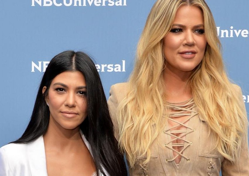 Kourtney dhe Khloe Kardashian mbërrijnë në New York, marrin pjesë për herë të parë në 'Met Gala'