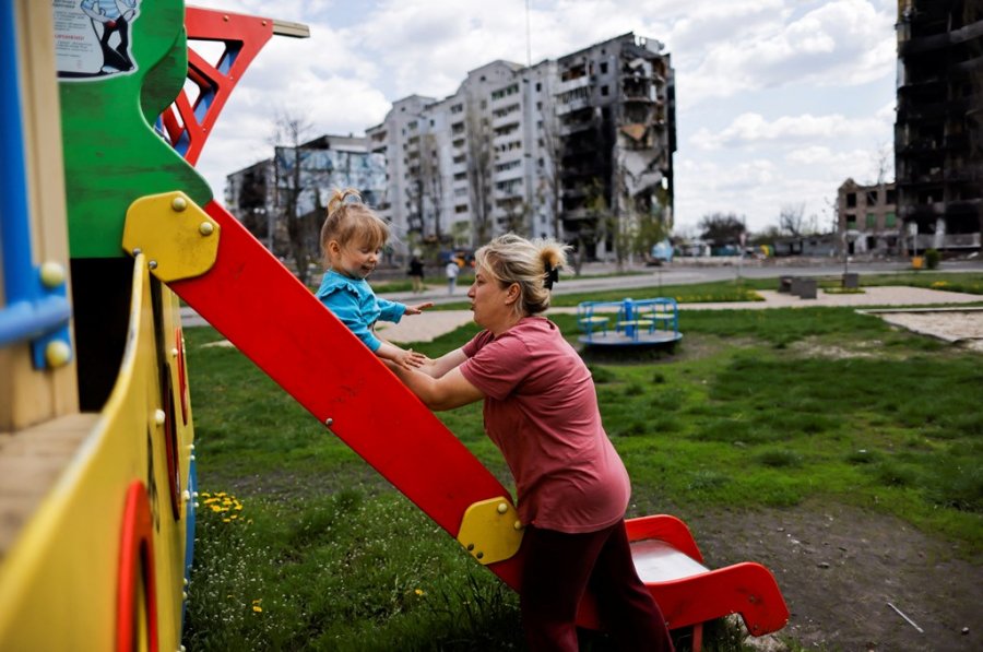 Rikthehet buzëqeshja në Bucha dhe Borodyanka, fëmijët dalin nga shtëpia pa frikën e bombardimeve