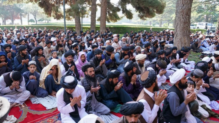 Në ditën e shenjtë të Fiter Bajramit, mijëra afganë përballen me urinë