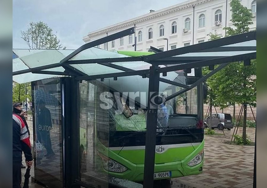 FOTO/ Një tjetër autobus urban përplaset në Tiranë