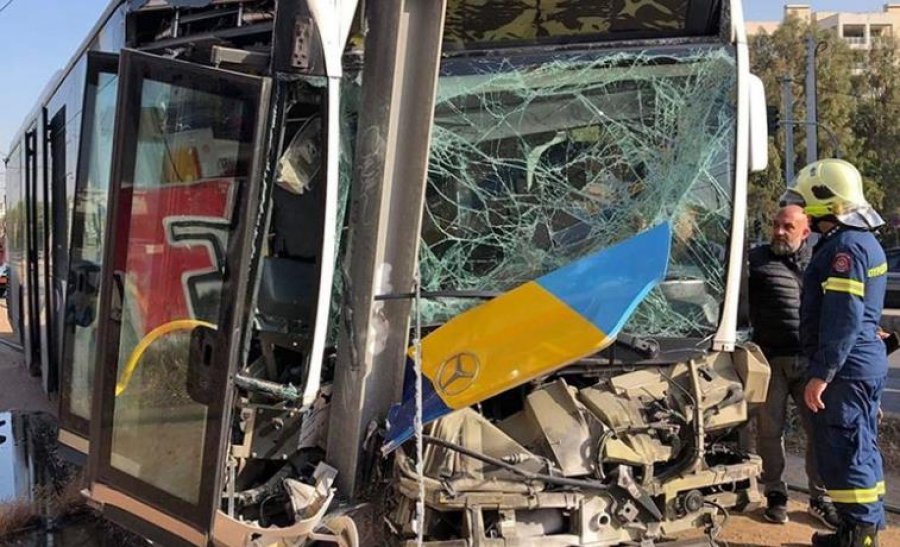 Autobusit i plas goma dhe përplaset me shtyllën, 6 të plagosur në Greqi