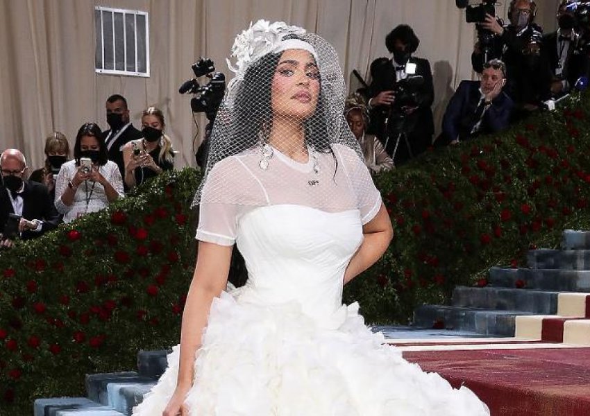 U kritikua nga publiku, Kylie Jenner shpjegon veshjen e pazakontë në Met Gala