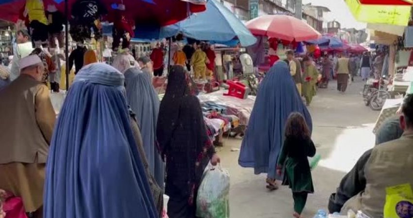  Vendimi ekstrem i talebanëve, ndajnë burrat nga gratë në jetën publike