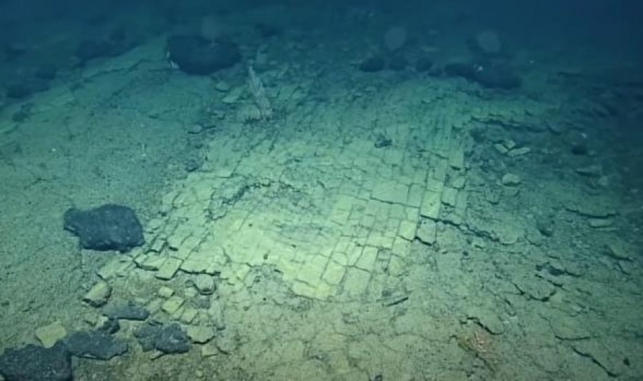 Video: Shkencëtarët zbulojnë ‘rrugën me tulla të verdha’ në fund të oqeanit