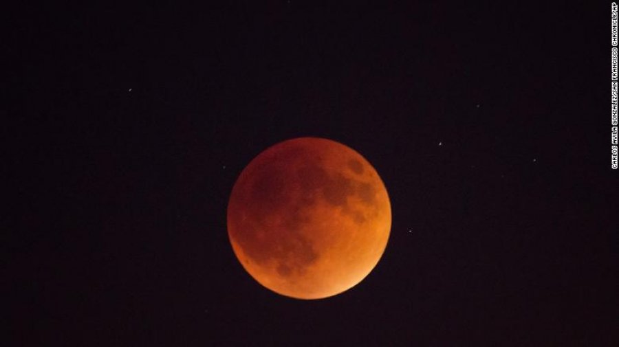 Një eklips total hënor do ta kthejë hënën në të kuqe, ja si ta shihni të dielën