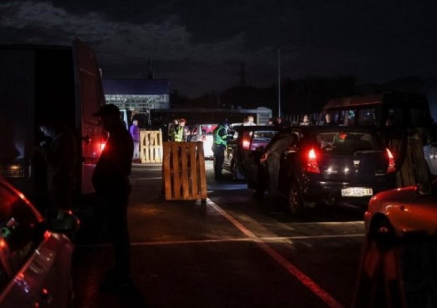 Karvani i civilëve largohet nga qyteti port Mariupol/ Arrin i sigurt në Zaporzhzhia që kontrollohet nga ukrainasit
