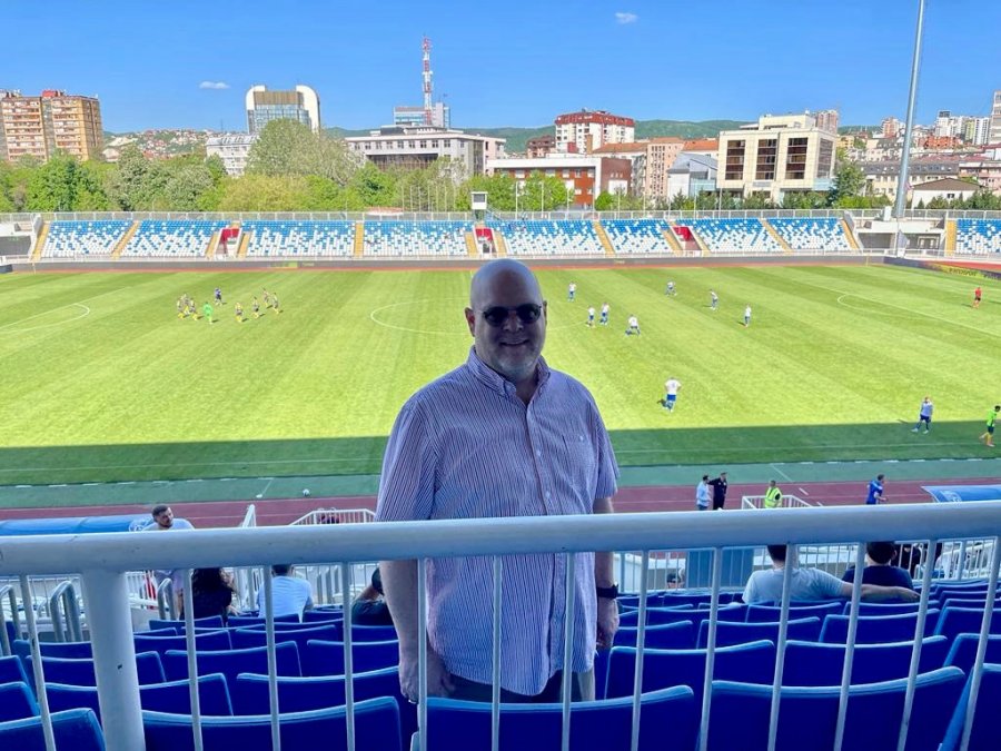 Ambasadori amerikan Hovenier në stadiumin e Prishtinës: Ditë e bukur për futboll