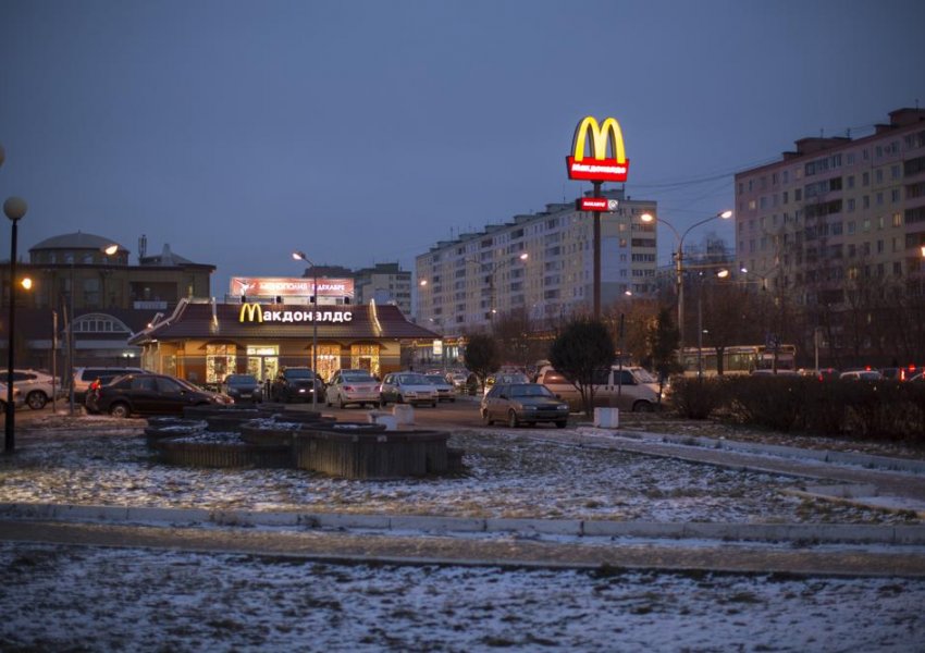 McDonald's nis shitjen e biznesit në Rusi dhe përpiqet që të mbrojë punonjësit
