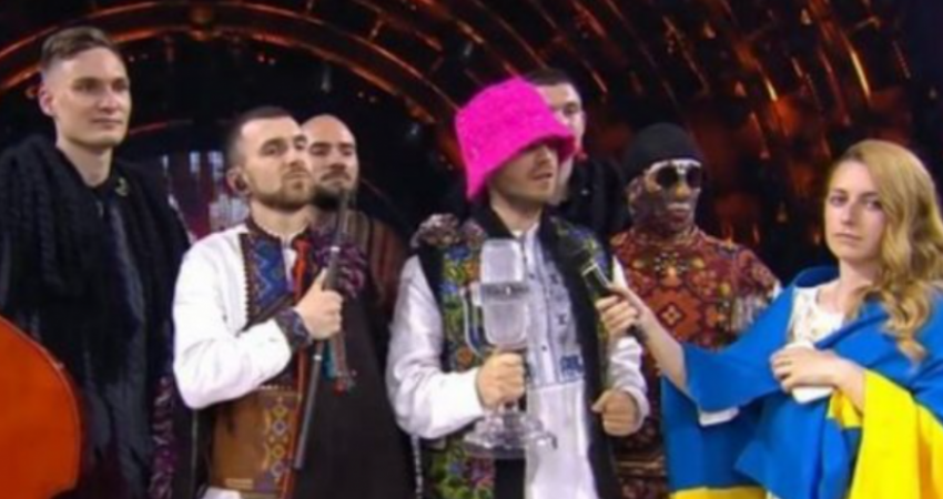Fituesit e ‘Eurovision’ nga Ukraina nxjerrin në ankand kupën, të ardhurat shkojnë për ushtrinë
