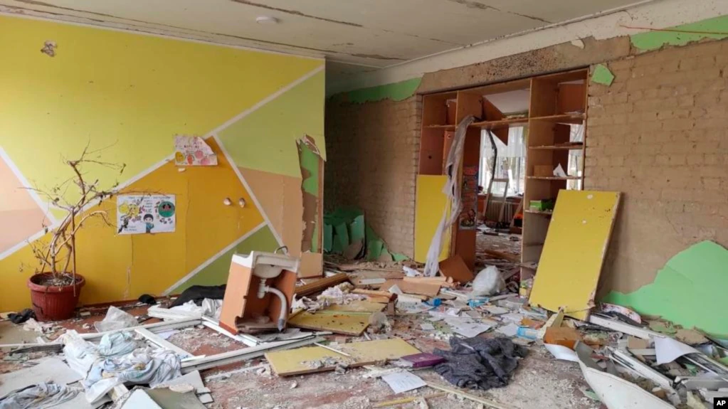 VOA/ Rusia bombardon shkollat në Ukrainë, plagosen mësuesit dhe nxënësit e strehuar