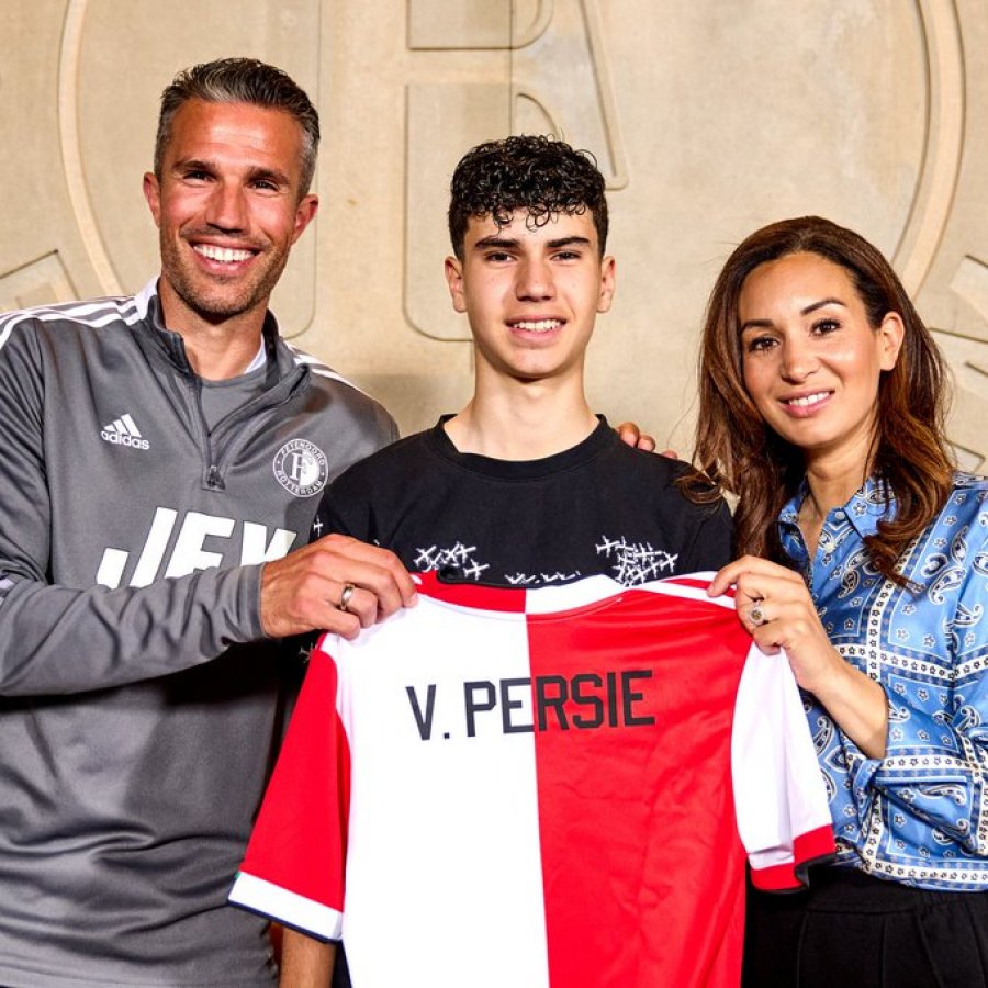 Djali i Robin van Persie nënshkruan kontratën e parë si lojtar profesionist