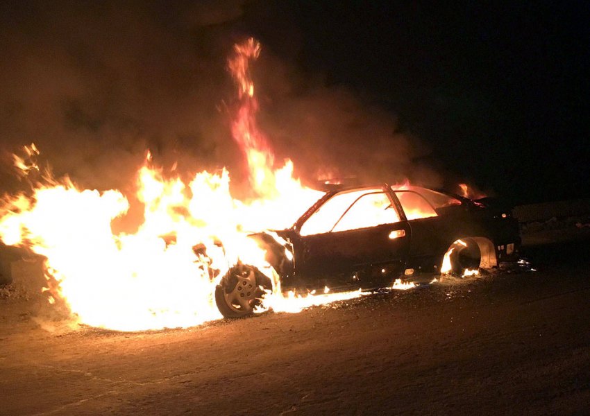 Zjarrvënësit hyjnë në garazh për të djegur makinën në Vlorë, e treta në pak ditë
