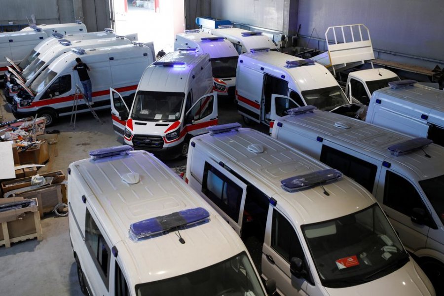 Firma shqiptare punon natë e ditë që të prodhojë ambulanca për Ukrainën