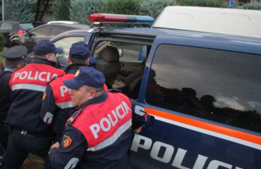 Drejtonte makinën pa patentë dhe nën efektin e drogës, arrestohet polici në Tiranë