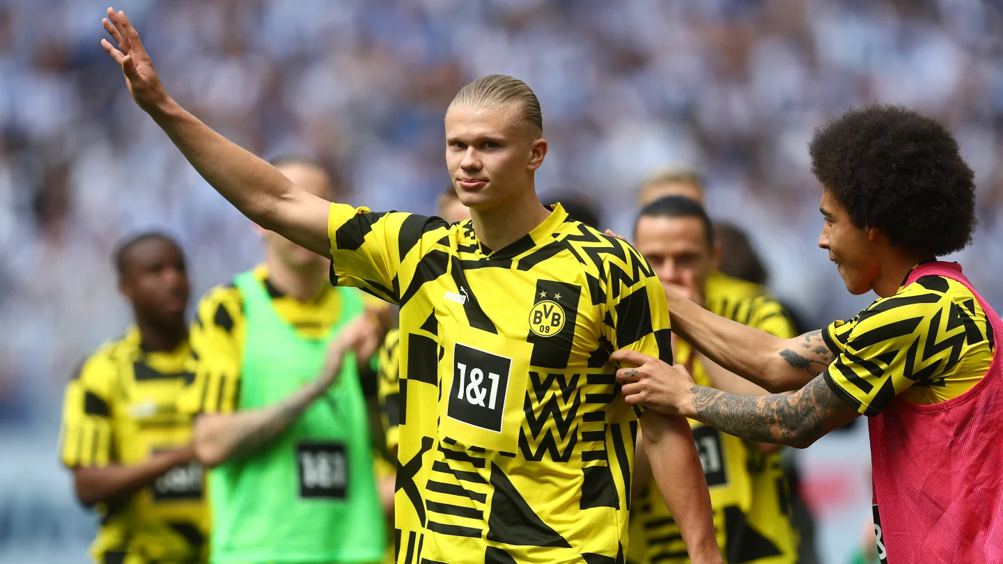 FOTO/ Haaland surprizon lojtarët dhe stafin e Dortmund me dhuratën e lamtumirës
