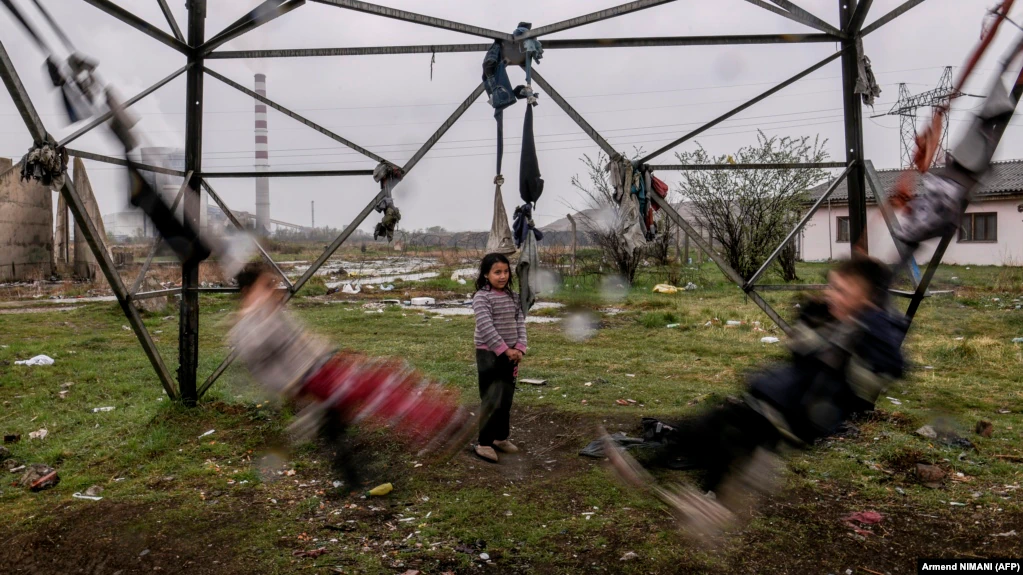 Diskriminimi i romëve në Kosovë: 'I përgatita fëmijët se në shkollë mund të ndeshen me ofendime'
