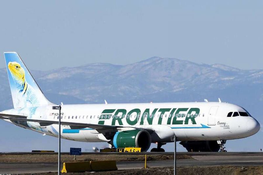Stjuardesa e Frontier Airlines ndihmoi pasagjeret të lindin gjatë fluturimit