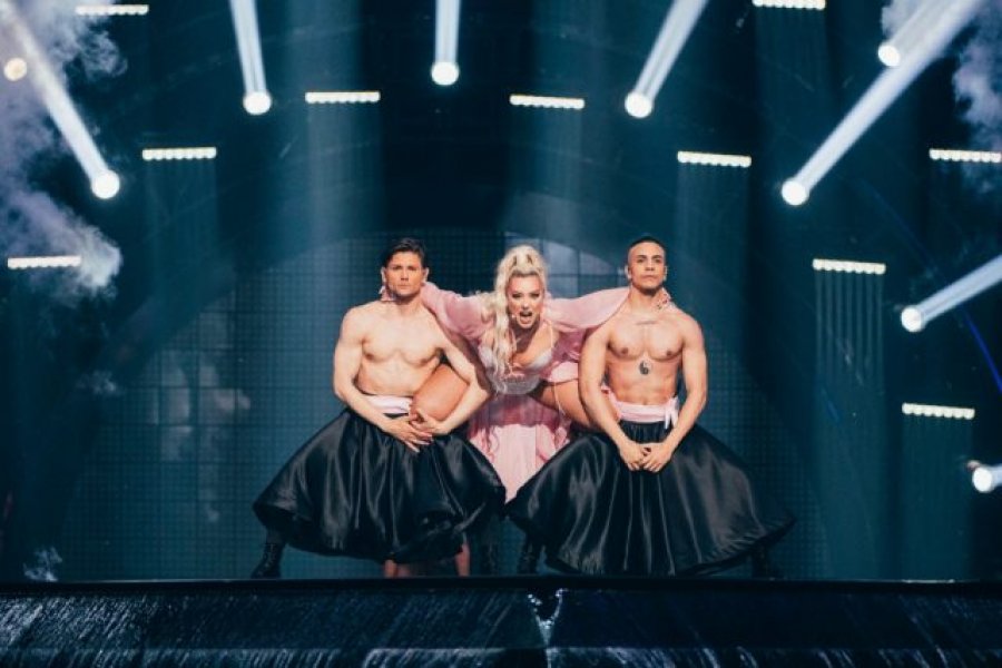 FOTO/ ‘Kam tre javë që qaj’, Ronela Hajati kthehet në Shqipëri pas Eurovisionit