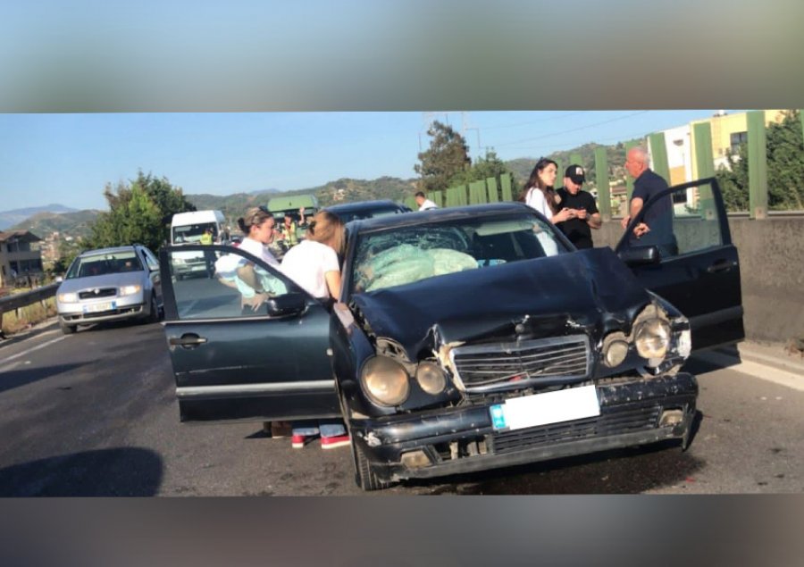 VIDEO/ Përplasen 6 makina në Maminas, raportohet për të plagosur