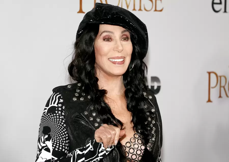 Mbetet ende ikona e preferuar e modës, gjejeni sa vjeç mbush sot Cher?