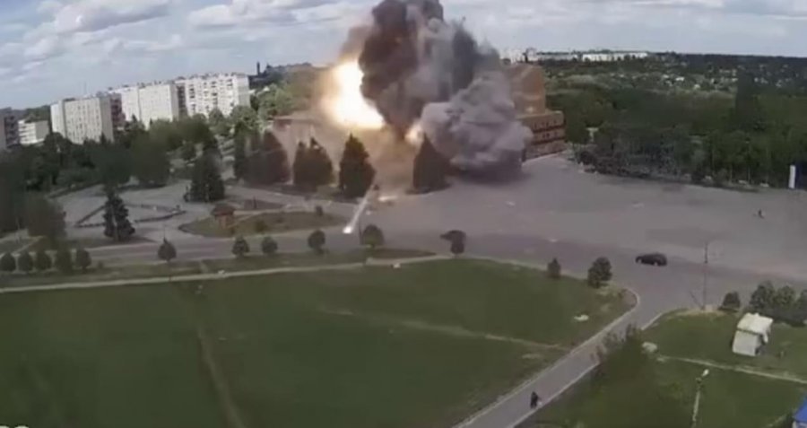 Ukrainë/ Rusia sulmon me raketë Pallatin e Kulturës në Kharkiv