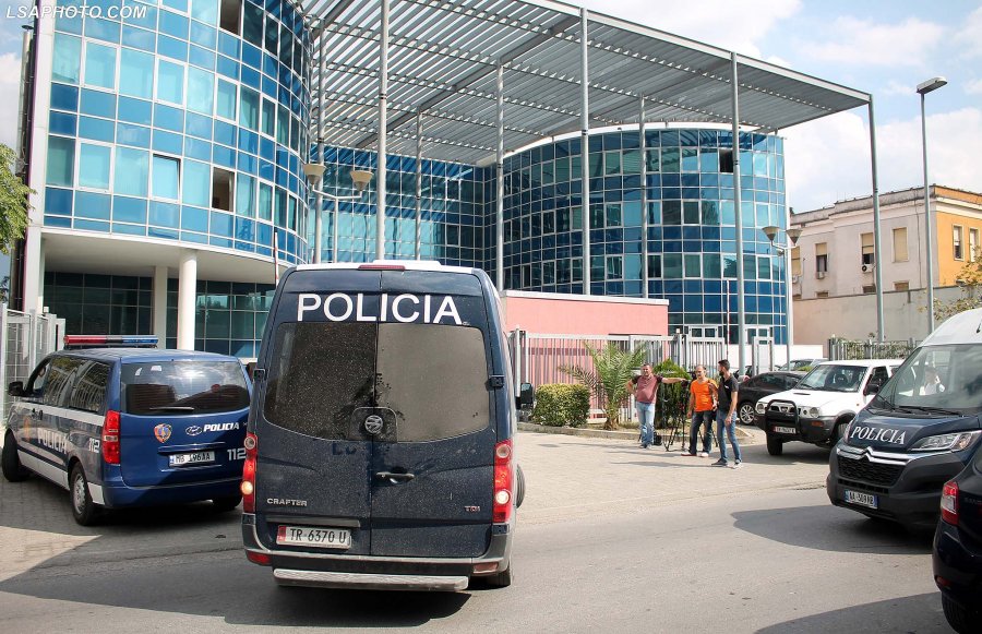 Policia ngatërron të arrestuarit e SPAK, në vend të Feçit çon në gjyq një person tjetër